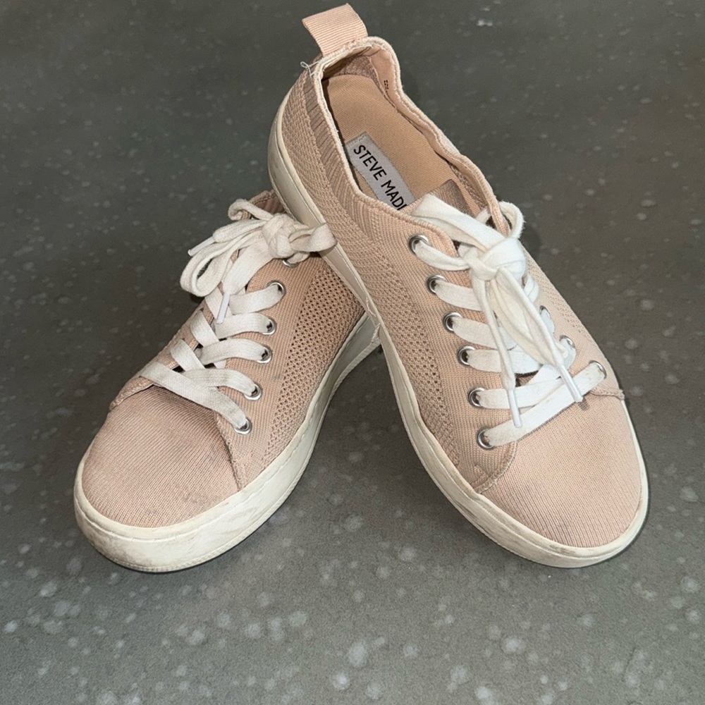 Steve Madden blush platform, tennis shoes size 6 UC